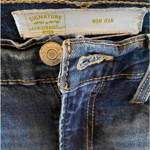 Signature Levi Strauss Mom Jeans Size 26 Distressed Raw Hem Medium Wash - Picture 4 of 7
